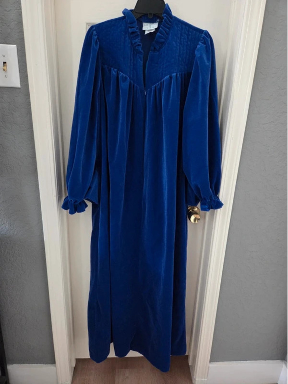 Vintage Gilligan & O'Malley blue velvet/velour robe